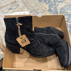 Born NEW Black Suede Women's size 11 with Block Heel